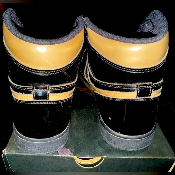 OG black and metallic gold Jordan 1 - Picture 2 of 3